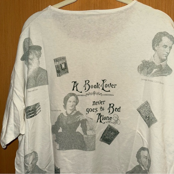 A Book Lover Never Goes to Bed Alone | Vintage T-shirt | 100% Cotton - Picture 6 of 9